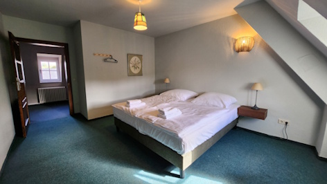 Normales Gästezimmer (mit gemeinschaftlichem Badbereich) - Kostenbetrag: 55€ pro Person inkl. Frühstück