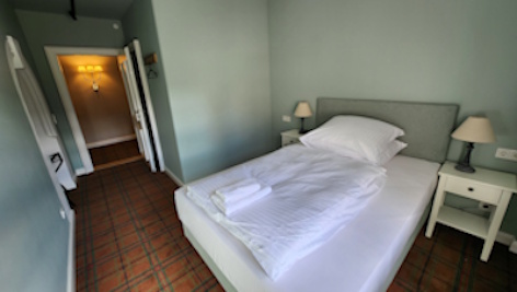 Neues Einzelbettzimmer (mit eigenem Badbereich) - Kostenbetrag: 90€ pro Person inkl. Frühstück