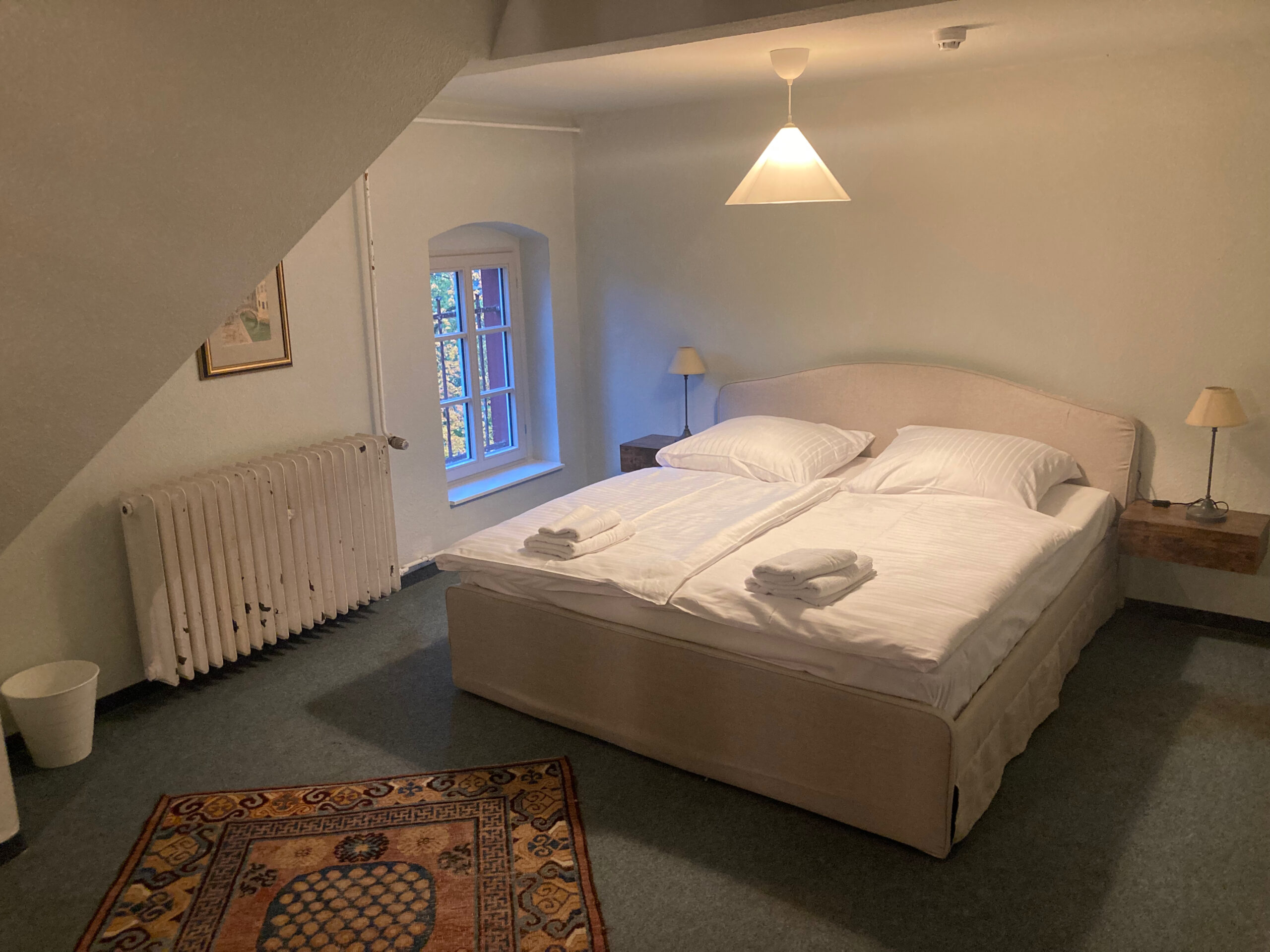 Standard Doppelzimmer (mit gemeinschaftlichem Bad) - Preis pro Übernachtung, inkl. Frühstück: 95€